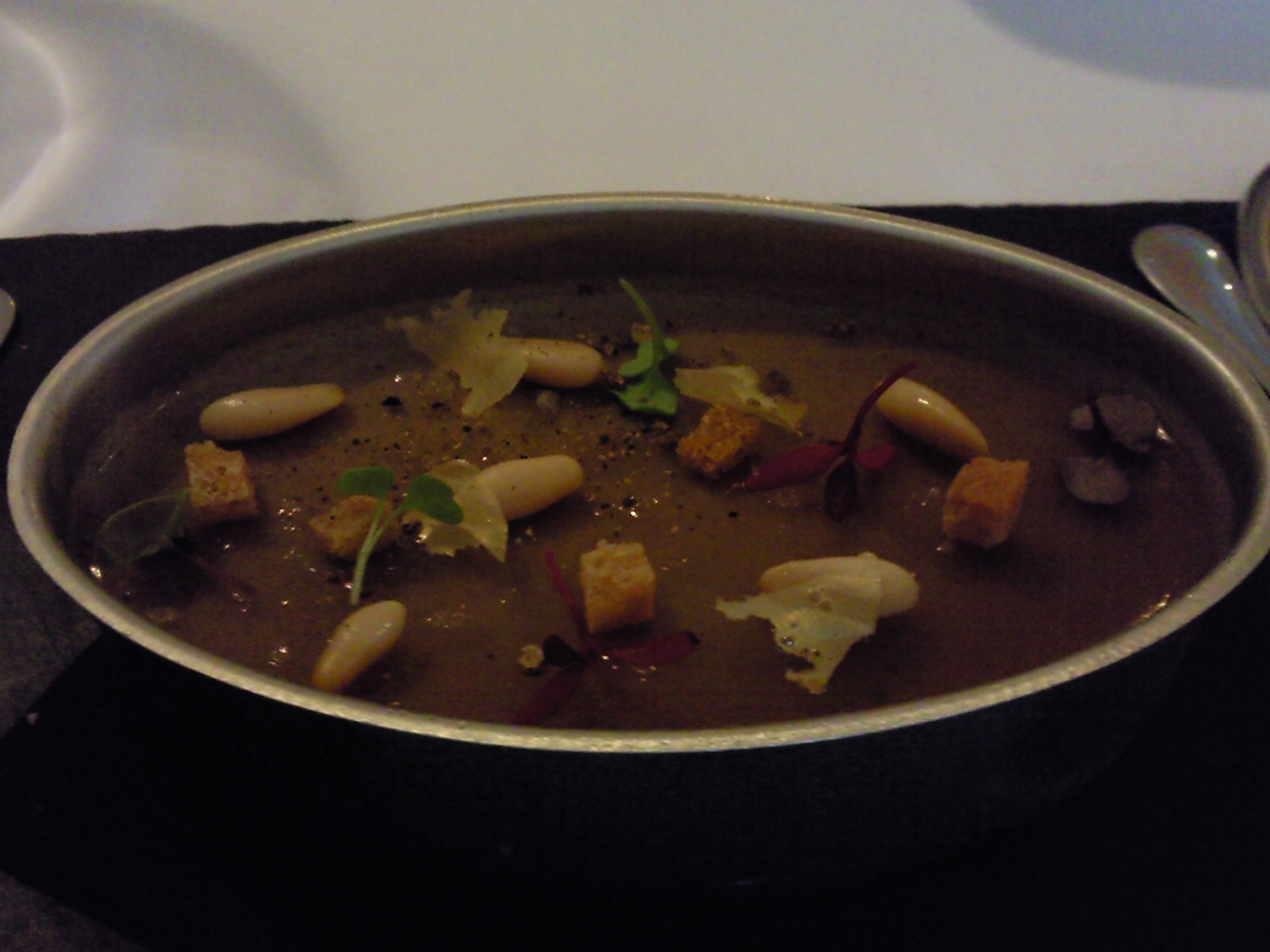 Venere Morteruelo de foie ahumado con velo de hierbas del monte